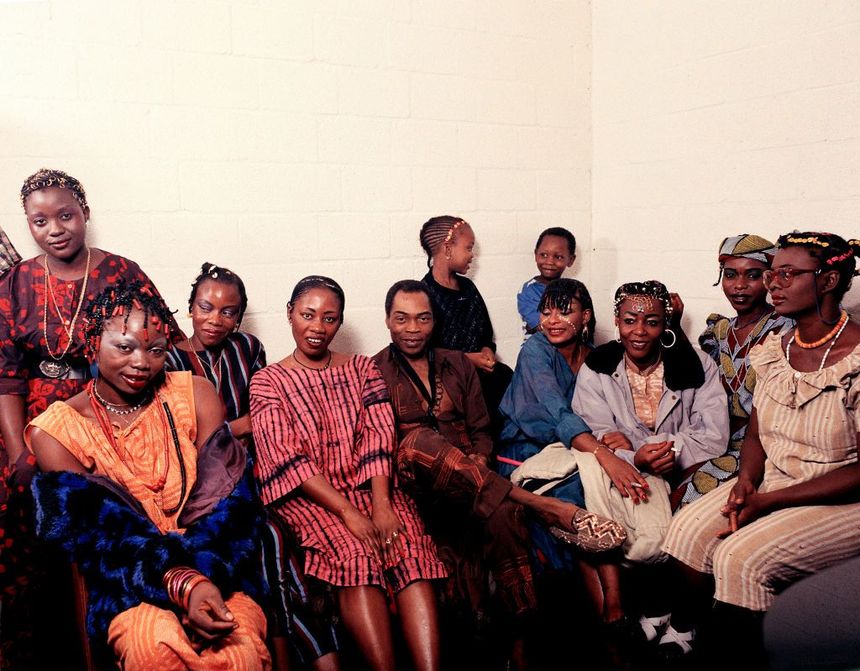 Fela Kuti with his wives, dancers and some children backstage at the Théâtre National de la Forêt in Brussels (Belgium, 1981)