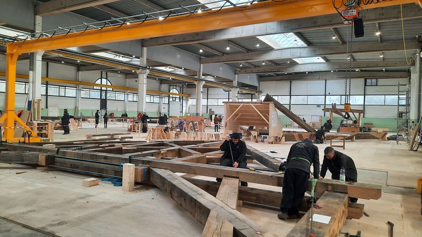 The companions of the group awarded the work to restore the framework of the Notre-Dame spire have been hard at work since September 2022 in a 7,000 m2 workshop, in Meurthe-et-Moselle.