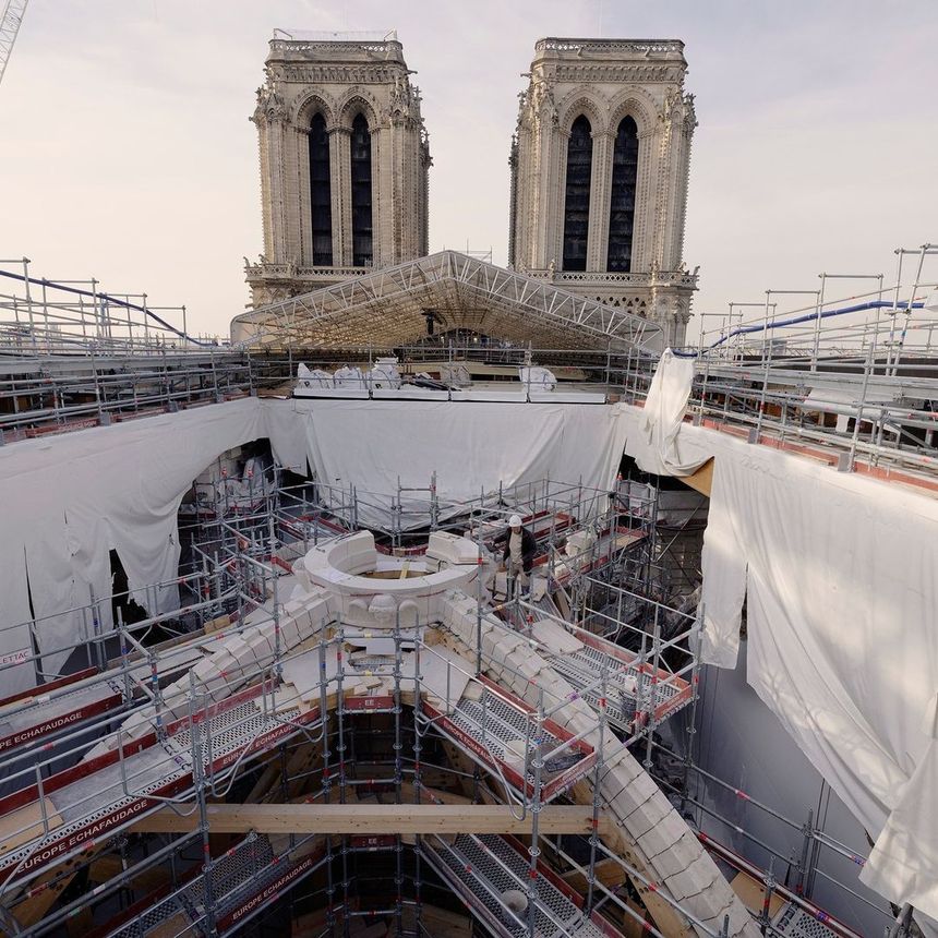 The stool will be installed at the crossroads of the transept where the installation of the four sculpted angel heads which adorned the zenithal oculus and the keystones of the arches of the vault was completed in February 2023.