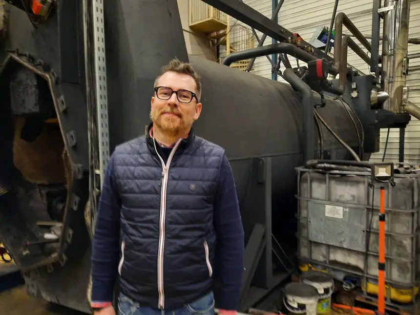 Thomas Gourdel, director of the Terra Fertilis d'Argentan site in front of the pyrolyzer which produces 300 tonnes of biochar per year