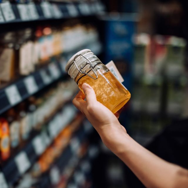 Sugar syrups and additives: half of the honey imported into Europe is suspected of being 