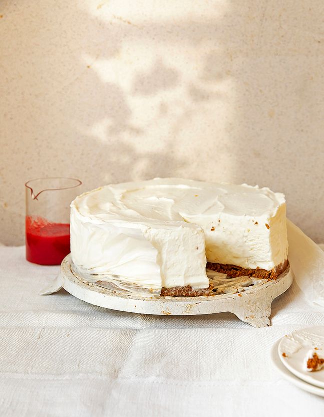 Cheesecake with mozzarella, lemon and raspberry coulis